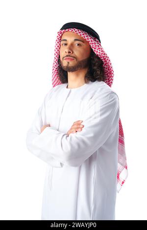 Portrait d'un jeune homme arabe portant une robe traditionnelle du Moyen-Orient thobe isolé sur blanc Banque D'Images