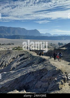 Les randonneurs marchent le long d'une crête près du mont Bromo, Java Banque D'Images