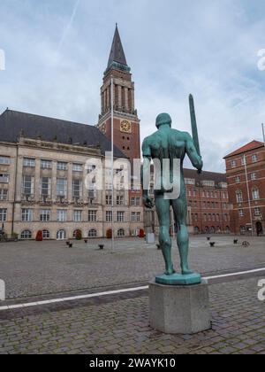 Rathausturm Kiel (mairie de Kiel) et Rathausplatz (place) avec le porte-épée (Schwertträger), Kiel, Schleswig-Holstein, Allemagne. Banque D'Images