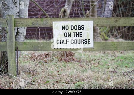 Les chiens ne sont pas autorisés sur le panneau du parcours de golf Banque D'Images