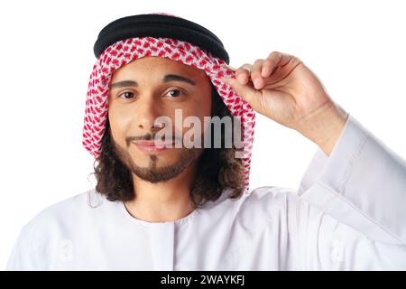 Portrait d'un jeune homme arabe portant une robe traditionnelle du Moyen-Orient thobe isolé sur blanc Banque D'Images