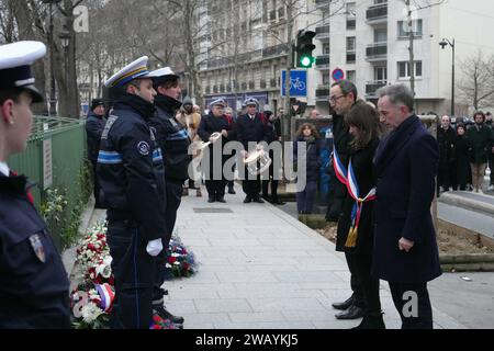 Paris, France. 07 janvier 2024. Anne Hidalgo, maire de Paris (2e R), François Vauglin, maire du 11e arrondissement de Paris (3e R) et Emmanuel Grégoire, adjoint au maire de Paris, assistent à un hommage au policier français Ahmed Merabet, victime de l'attaque djihadiste contre le magazine satirique Charlie Hebdo, cela a tué 12 personnes, lors d’une cérémonie commémorative marquant le neuvième anniversaire de l’attentat, à Paris, le 7 janvier 2024. Crédit : Abaca Press/Alamy Live News Banque D'Images