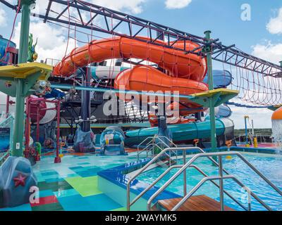 Vue générale du parc aquatique Aquapark sur le MSC Euribia en Europe du Nord (juillet 23). Banque D'Images