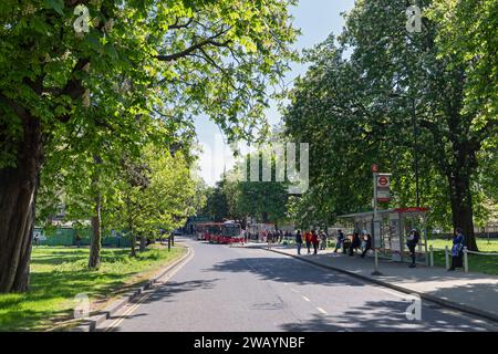 Royaume-Uni, Angleterre, Londres, Ealing Broadway, arrêts de bus dans le centre de Haven Green Banque D'Images