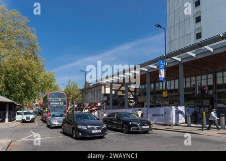 Royaume-Uni, Angleterre, Londres, Ealing, l'entrée de la gare Ealing Broadway (National Rail and Underground Services) Banque D'Images