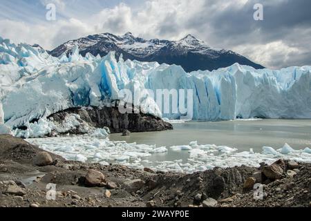 Une belle scène naturelle avec un grand lac glaciaire entouré de sommets enneigés Banque D'Images