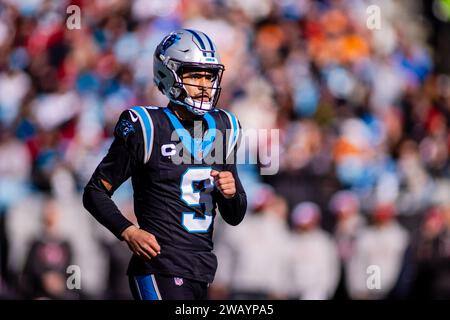 Charlotte, Caroline du Nord, États-Unis. 7 janvier 2024. Le quarterback des Carolina Panthers, Bryce Young (9 ans), lors de la première période contre les Buccaneers de Tampa Bay lors du match de la NFL à Charlotte, en Caroline du Nord. (Scott Kinser/Cal Sport Media). Crédit : csm/Alamy Live News Banque D'Images