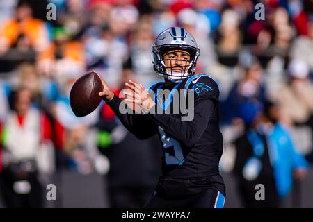 Charlotte, Caroline du Nord, États-Unis. 7 janvier 2024. Le quarterback des Carolina Panthers Bryce Young (9) lance contre les Buccaneers de Tampa Bay lors du match de la NFL à Charlotte, en Caroline du Nord. (Scott Kinser/Cal Sport Media). Crédit : csm/Alamy Live News Banque D'Images