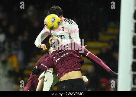 Salerne, Italie, 01 janvier 2024 Dylan Bronn de l'US Salernitana 1919 concourt pour le ballon avec Dušan Vlahović de la Juventus FC lors de la Serie A Macth entre l'US Salernitana 1919 et la Juventus FC Credit : Agostino Gemito/ Alamy Live News Banque D'Images