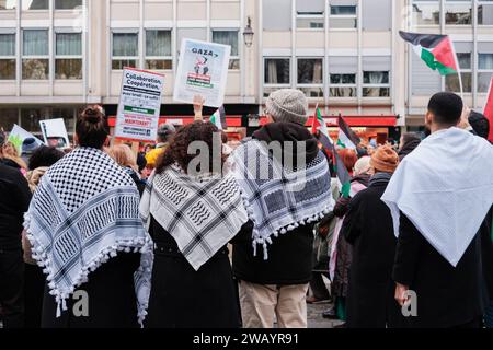 Paris, France - 31 décembre 2023 : manifestants dans une rue européenne, avec un foulard palestinien, protestant contre le génocide du peuple palestinien Banque D'Images