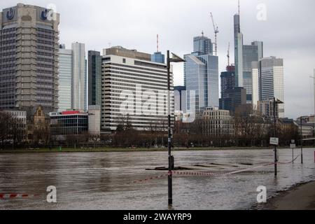 Allemagne - Hessen - Francfort-sur-le-main - 07.01.2024 / Impressionen aus Frankfurt am main / Hochwasser mit dem Blick auf die Frankfurter Skyline Impressionen aus Frankfurt am main *** Allemagne Hesse Frankfurt am main 07 01 2024 impressions de Frankfurt am main Flood avec vue sur les toits de Francfort impressions depuis Francfort am main Banque D'Images