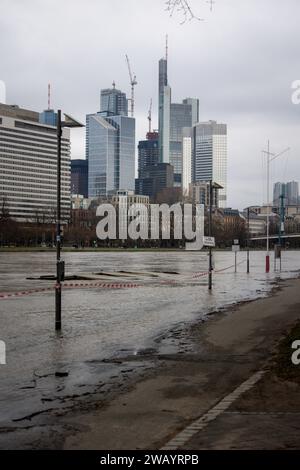 Allemagne - Hessen - Francfort-sur-le-main - 07.01.2024 / Impressionen aus Frankfurt am main / Hochwasser mit dem Blick auf die Frankfurter Skyline Impressionen aus Frankfurt am main *** Allemagne Hesse Frankfurt am main 07 01 2024 impressions de Frankfurt am main Flood avec vue sur les toits de Francfort impressions depuis Francfort am main Banque D'Images