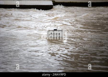 Allemagne - Hessen - Francfort-sur-le-main - 07.01.2024 / Impressionen aus Frankfurt am main / Hochwasser Schild Betreten auf eigene Gefahr steht unter Wasser Impressionen aus Frankfurt am main *** Allemagne Hesse Frankfurt am main 07 01 2024 impressions de Frankfurt am main panneau inondation Entrez à vos propres risques est sous l'eau impressions de Frankfurt am main Banque D'Images