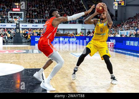 Bamberg, Deutschland. 07 janvier 2024. EJ ONU (Bamberg baskets, #35), Sterling Brown (ALBA Berlin, #00), Bamberg baskets vs. ALBA Berlin, Basketball, easyCredit BBL, 15. Spieltag, 07.01.2024 photo : Eibner-Pressefoto/Guener Santemiz crédit : dpa/Alamy Live News Banque D'Images