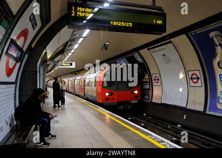 Londres, Royaume-Uni. 7 janvier 2024. Une grève du métro londonien par les membres du Rail, Maritime and transport Union (RMT) a été annulée à la dernière minute après la poursuite des négociations avec transport for London (TfL). Les grèves devaient causer des perturbations dans l'ensemble du réseau après que les travailleurs ont refusé l'augmentation de salaire de 5 %. On dit aux passagers de s'attendre encore à des retards dans leurs voyages demain. Crédit : Photographie de onzième heure / Alamy Live News Banque D'Images