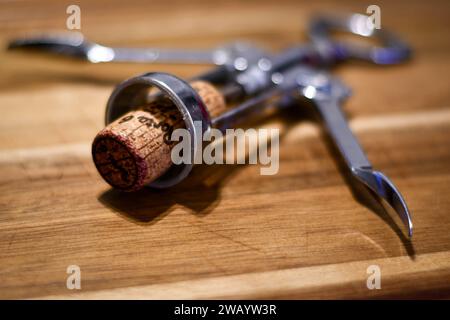 liège de vin rouge encore en tire-bouchon Banque D'Images