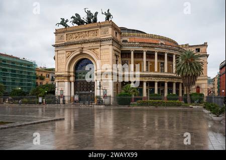 Palerme, Sicile, Italie, 14 décembre 2023 - le Teatro Politeama Garibaldi, une salle de théâtre, se reflétant sous la pluie Banque D'Images