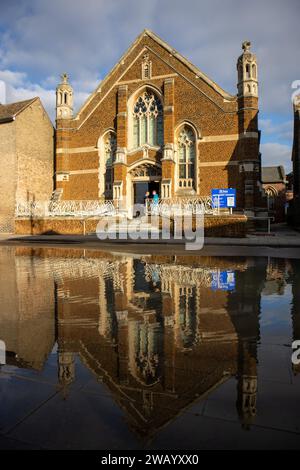 Église méthodiste St Ives reflétée dans les inondations, janvier 2024 Banque D'Images