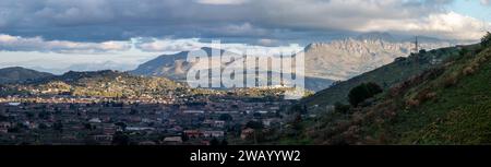 XL Pano du mont Palerme sur les maisons de village reculées, une vallée verdoyante et le mont Pellegrino, Gibilrossa, Sicile, Palerme Banque D'Images