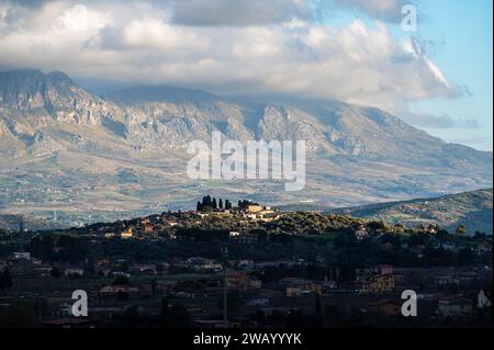 Vue à angle élevé depuis le mont Palerme sur les maisons de village reculées, une vallée verdoyante et le mont Pellegrino, Gibilrossa, Sicile, Palerme Banque D'Images