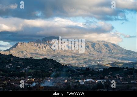 Vue à angle élevé depuis le mont Palerme sur les maisons de village reculées, une vallée verdoyante et le mont Pellegrino, Gibilrossa, Sicile, Palerme Banque D'Images