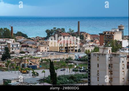 Aranella, Sicile, Italie, 16 décembre 2023 - vue en angle élevé sur l'urbanisation du village et la mer Banque D'Images