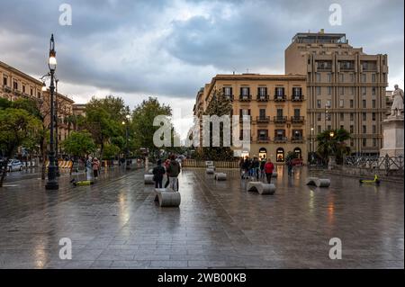 Palmero, Sicile, Italie, 16 décembre 2023 - la place historique Politeama pendant un jour de pluie Banque D'Images