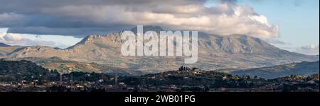 XL Pano du mont Palerme sur les maisons de village reculées, une vallée verdoyante et le mont Pellegrino, Gibilrossa, Sicile, Palerme Banque D'Images