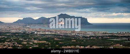 Très grande vue panoramique sur la baie, la mer et la ville de Palerme, Sicile, Italie Banque D'Images