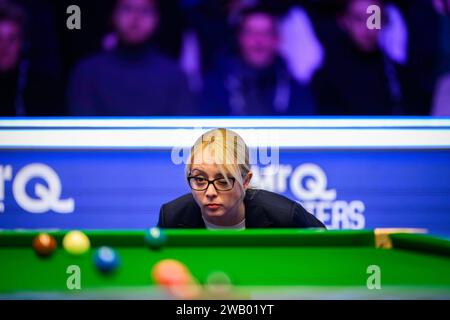 LONDRES, ROYAUME-UNI. 07 janvier 2024. L'arbitre Desislava Bozhilova vérifie le ballon sur la table lors de Shaun Murphy vs Zhang Anda des MRQ Masters 2024 à Alexandra Palace le dimanche 07 janvier 2024 à LONDRES ANGLETERRE. Crédit : Taka G Wu/Alamy Live News Banque D'Images