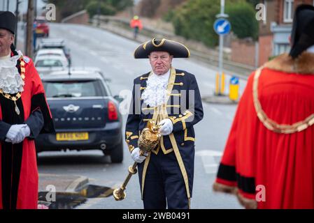 Margate, Royaume-Uni. 07 janvier 2024. Un maire tient sa masse avant la cérémonie à l'extérieur de l'église. La diaspora chypriote a organisé la bénédiction de la mer, un événement religieux orthodoxe grec annuel d'épiphanie. (Photo Krisztian Elek/SOPA Images/Sipa USA) crédit : SIPA USA/Alamy Live News Banque D'Images