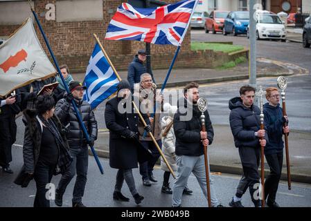 Margate, Royaume-Uni. 07 janvier 2024. Les gens marchent avec des signes religieux et des drapeaux pendant la cérémonie. La diaspora chypriote a organisé la bénédiction de la mer, un événement religieux orthodoxe grec annuel d'épiphanie. (Photo Krisztian Elek/SOPA Images/Sipa USA) crédit : SIPA USA/Alamy Live News Banque D'Images