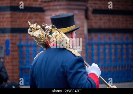 Margate, Royaume-Uni. 07 janvier 2024. Un homme porte des maces du maire sur ses épaules pendant la cérémonie. La diaspora chypriote a organisé la bénédiction de la mer, un événement religieux orthodoxe grec annuel d'épiphanie. (Photo Krisztian Elek/SOPA Images/Sipa USA) crédit : SIPA USA/Alamy Live News Banque D'Images