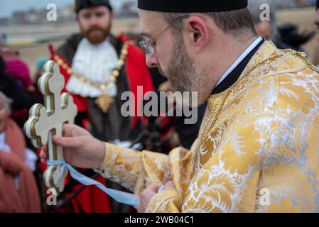 Margate, Royaume-Uni. 07 janvier 2024. Le prêtre tient une grande croix pendant la cérémonie. La diaspora chypriote a organisé la bénédiction de la mer, un événement religieux orthodoxe grec annuel d'épiphanie. (Photo Krisztian Elek/SOPA Images/Sipa USA) crédit : SIPA USA/Alamy Live News Banque D'Images