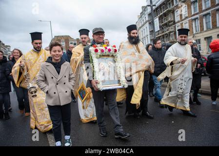 Margate, Royaume-Uni. 07 janvier 2024. Les croyants marchent ensemble avec les prêtres pendant la cérémonie. La diaspora chypriote a organisé la bénédiction de la mer, un événement religieux orthodoxe grec annuel d'épiphanie. (Photo Krisztian Elek/SOPA Images/Sipa USA) crédit : SIPA USA/Alamy Live News Banque D'Images