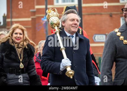 Margate, Royaume-Uni. 7 janvier 2024. Un homme porte des maces du maire sur ses épaules pendant la cérémonie. La diaspora chypriote a organisé la bénédiction de la mer, un événement religieux orthodoxe grec annuel d'épiphanie. (Image de crédit : © Krisztian Elek/SOPA Images via ZUMA Press Wire) USAGE ÉDITORIAL SEULEMENT! Non destiné à UN USAGE commercial ! Banque D'Images