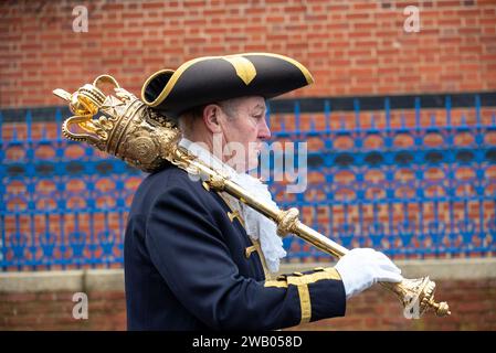 Margate, Royaume-Uni. 7 janvier 2024. Un homme porte des maces du maire sur ses épaules pendant le défilé. La diaspora chypriote a organisé la bénédiction de la mer, un événement religieux orthodoxe grec annuel d'épiphanie. (Image de crédit : © Krisztian Elek/SOPA Images via ZUMA Press Wire) USAGE ÉDITORIAL SEULEMENT! Non destiné à UN USAGE commercial ! Banque D'Images