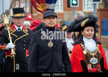 Margate, Royaume-Uni. 7 janvier 2024. La mairesse marche avec son partenaire pendant la cérémonie dans sa robe traditionnelle de maire avec une grande chaîne dans le cou. La diaspora chypriote a organisé la bénédiction de la mer, un événement religieux orthodoxe grec annuel d'épiphanie. (Image de crédit : © Krisztian Elek/SOPA Images via ZUMA Press Wire) USAGE ÉDITORIAL SEULEMENT! Non destiné à UN USAGE commercial ! Banque D'Images