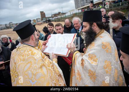 Margate, Royaume-Uni. 7 janvier 2024. Le prêtre prie pour les croyants pendant la cérémonie. La diaspora chypriote a organisé la bénédiction de la mer, un événement religieux orthodoxe grec annuel d'épiphanie. (Image de crédit : © Krisztian Elek/SOPA Images via ZUMA Press Wire) USAGE ÉDITORIAL SEULEMENT! Non destiné à UN USAGE commercial ! Banque D'Images