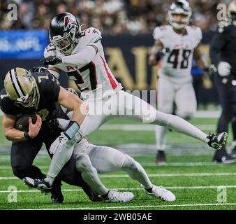 Nouvelle-Orléans, Louisiane, États-Unis. 7 janvier 2024. (De gauche à droite) le quarterback des Saints de la Nouvelle-Orléans TAYSOM HILL est attaqué par le Defensive Tackle Albert HUGGINS et le cornerback des Saints de la Nouvelle-Orléans ISAAC YIADOM lors d'un match de saison régulière de la NFL à la Nouvelle-Orléans, Louisiane, États-Unis, le 7 janvier 2024. Les Saints ont battu les Falcons 48-17. (Image de crédit : © Dan Anderson/ZUMA Press Wire) USAGE ÉDITORIAL SEULEMENT! Non destiné à UN USAGE commercial ! Crédit : ZUMA Press, Inc./Alamy Live News Banque D'Images