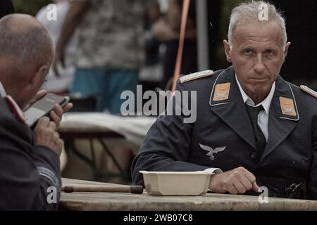 2 Soldat allemand assis à la table Banque D'Images