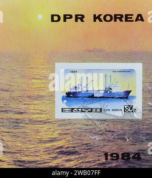 Bloc-feuillet avec timbre-poste oblitéré imprimé par la Corée du Nord, qui montre le navire d'usine 'Kumgangsann', vers 1984. Banque D'Images