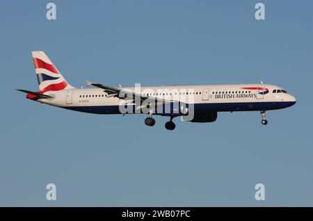 Un Airbus A321 de British Airways approche de l'aéroport de Londres Gatwick Banque D'Images