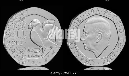 La pièce de 20 pence de 2024 avec un motif macareux et la première pièce de 20p représentant le roi Charles III qui entrera en circulation générale dans le futre Banque D'Images