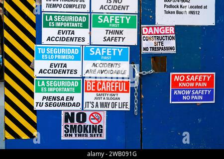 Signalisation Safety First en anglais et en espagnol affichée près d'une porte d'un chantier de construction. Banque D'Images