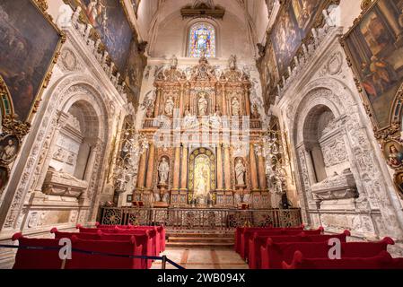 Séville, Espagne - 1 septembre 2023 : intérieur orné et autel de la cathédrale de Séville. La cathédrale du 15e siècle est classée au patrimoine mondial de l'UNESCO Banque D'Images