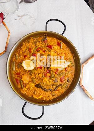 Plat frais de paella espagnole sur une table de restaurant Banque D'Images