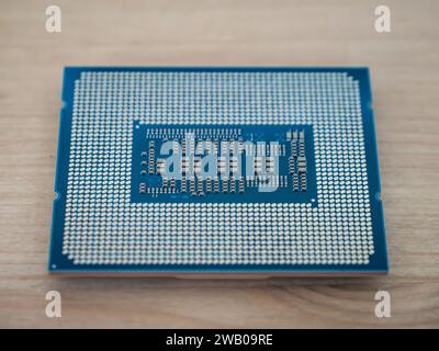 Gros plan d'une unité centrale de traitement CPU isolé sur blanc, technologie de semi-conducteur de micropuce, silicium Banque D'Images