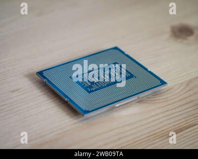 Gros plan d'une unité centrale CPU isolée sur une table en bois, technologie des semi-conducteurs de micropuce, silicium Banque D'Images