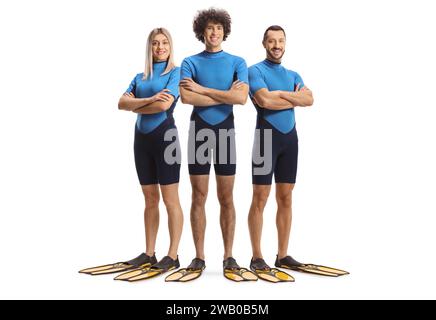 Portrait en longueur de l'équipe de plongeurs en costumes et palmes isolé sur fond blanc Banque D'Images